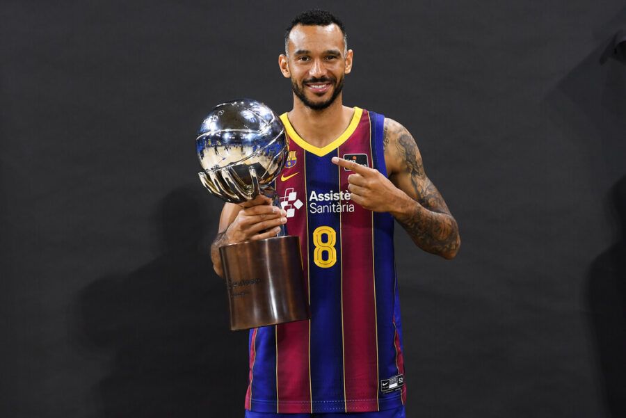 Adam Hanga posa con el trofeo de campeón de la Liga Endesa como jugador del Barça. Foto: Liga Endesa.