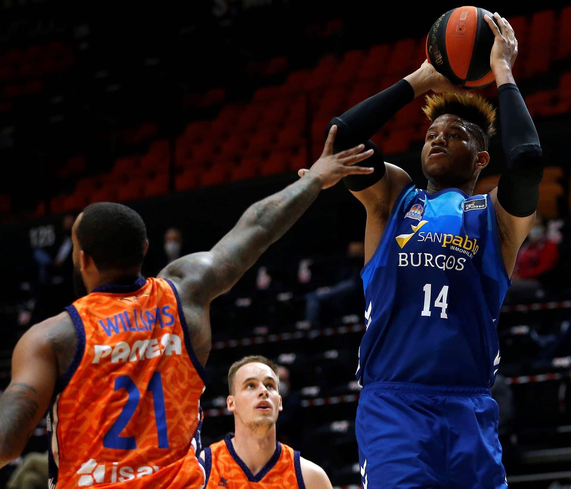 Jasiel Rivero defendido por Derrick Williams durante el partido de Liga Endesa en la Fonteta. Fuente: M.A. Polo (VBC).