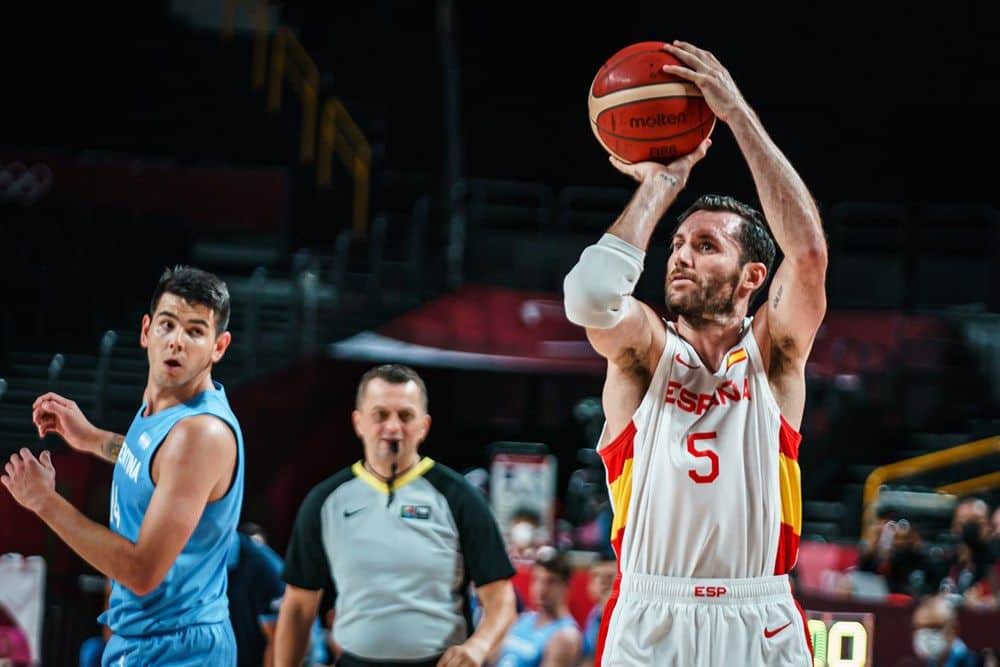 Rudy Fernández tira ante la mirada de Gabriel Deck. Foto: Web de FIBA