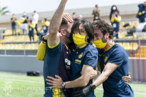 Sara Monforte y cuerpo técnico. Fuente: Villarreal CFF