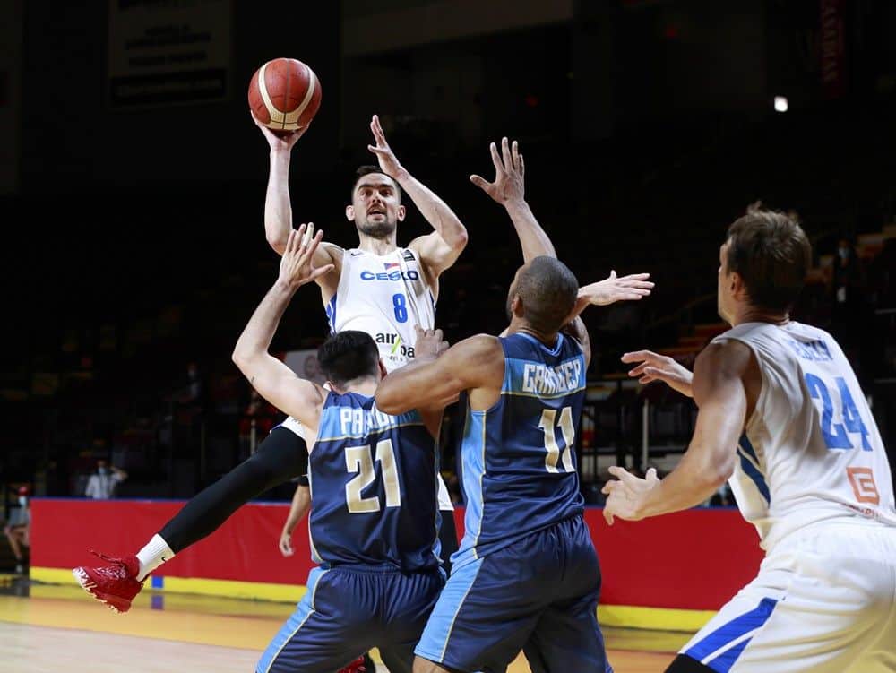 Tomás Satoransky intenta meter una canasta rodeado de rivales. Foto: Web de FIBA