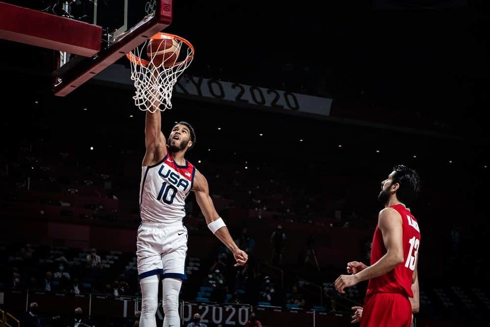 Jayson Tatum metiendo una canasta. Foto: Web de FIBA