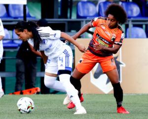 VILLAVICENCIO - COLOMBIA, 17-07-2021: Llaneros F. C vs Millonarios F. C. durante partido de la Fase de Grupos de la fecha 2 por la Liga Femenina BetPlay DIMAYOR 2021 jugado en el estadio Parque de la Vida COFREM de la ciudad de Villavicencio. / Llaneros F. C vs Millonarios F. C. during a match of the Group Phase the 2nd date for the Women's League BetPlay DIMAYOR 2021 played at the Parque de la Vida COFREM stadium in Villavicencio city. / Photo: VizzorImage / Daniel Garzon / Cont.