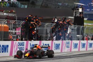 Hamilton y Mercedes se pasan a la guerra sucia contra Red Bull Hamilton y Mercedes se pasan a la guerra sucia contra Red Bull