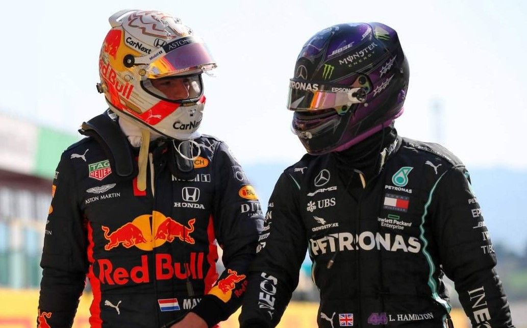 Hamilton y Verstappen conversando durante el GP de la Toscana 2020. Foto: F1