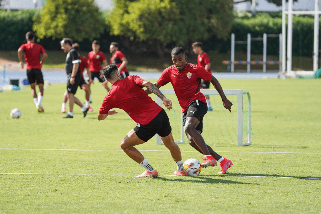 Sergio Akieme en un entrenamiento de la UD Almería