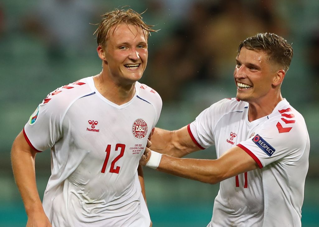 Kasper Dolberg y Stryger Larsen celebran el 0-2 ante República Checa