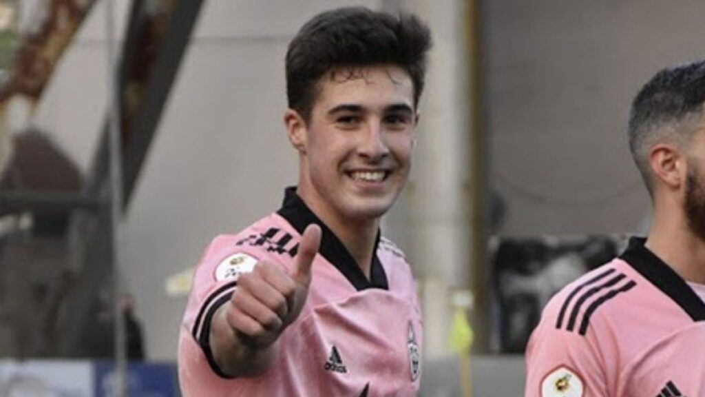 Javi Martón celebra un gol el pasado curso en el CD Covadonga