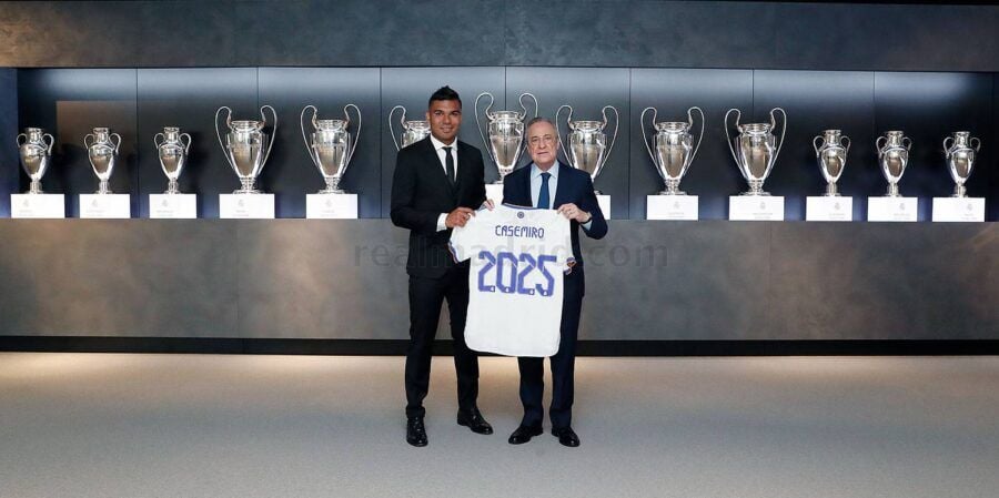 Carlos Henrique Casemiro y Florentino Pérez en el acto de renovación del jugador del Real Madrid Club de Fútbol. Foto: Real Madrid Club de Fútbol.