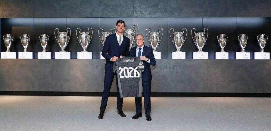 Thibaut Courtois y Florentino Pérez en el acto de renovación del portero como jugador del Real Madrid Club de Fútbol. Foto: Real Madrid Club de Fútbol.
