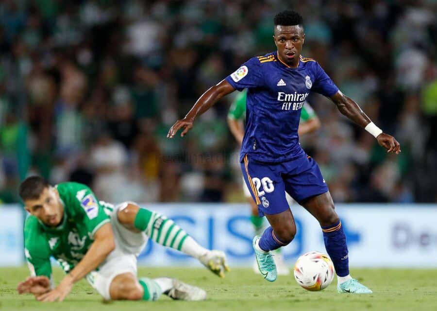 Vinícius Júnior conduce el balón en un Real Betis Balompié - Real Madrid Club de Fútbol. Foto: Real Madrid Club de Fútbol.