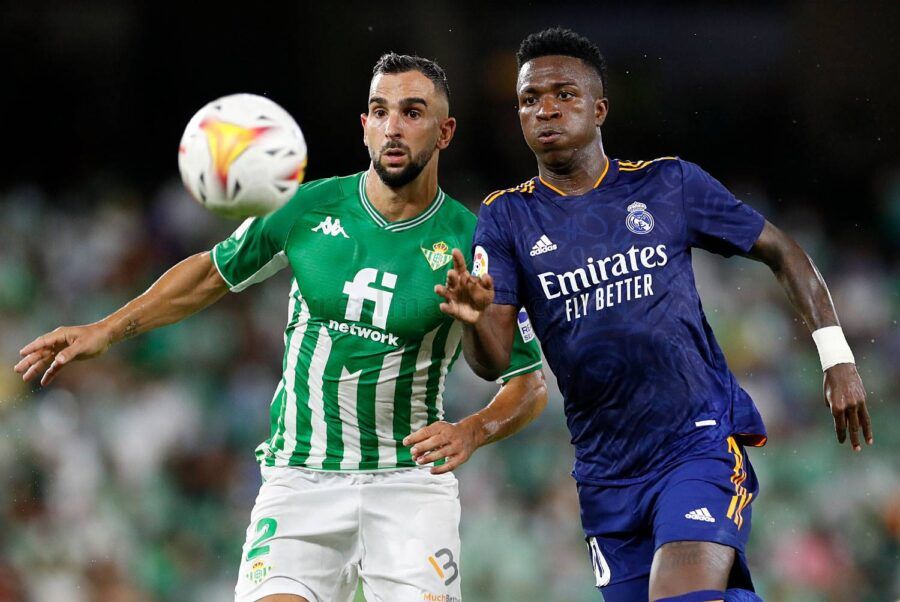 Vinícius Júnior pelea un balón con Martín Montoya en un Real Betis Balompié - Real Madrid Club de Fútbol. Foto: Real Madrid Club de Fútbol.