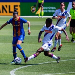 Thembi Kgatlana disputando un balón en el encuentro frente al FC Barcelona