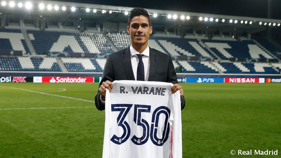 Raphaël Varane posa con la camiseta conmemorativa de 350 partidos como jugador del Real Madrid Club de Fútbol. Foto: Real Madrid Club de Fútbol.