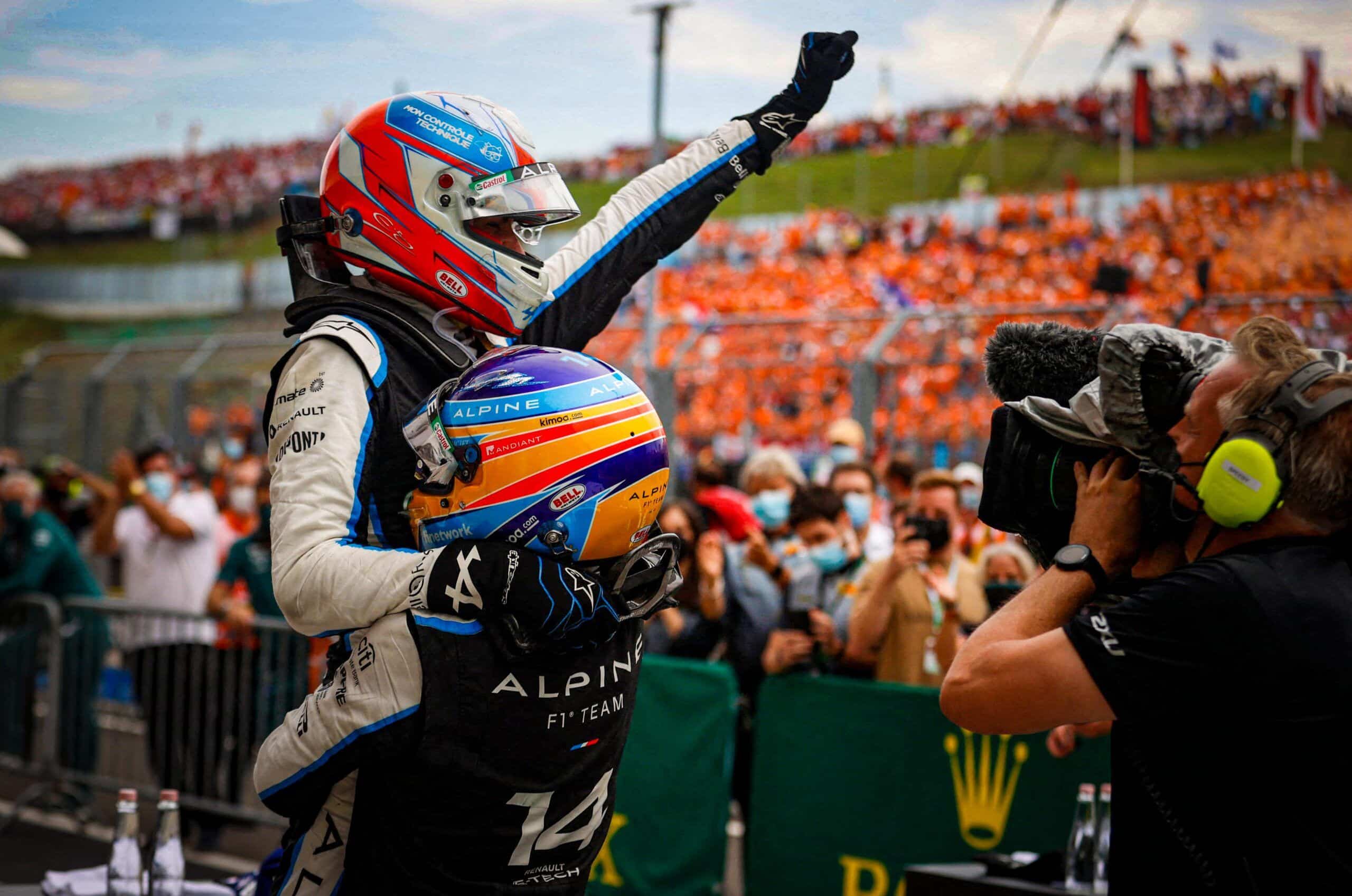 Esteban Ocon y Fernando Alonso celebran juntos la victoria del francés en el GP de Hungría. Foto: @AlpineF1Team