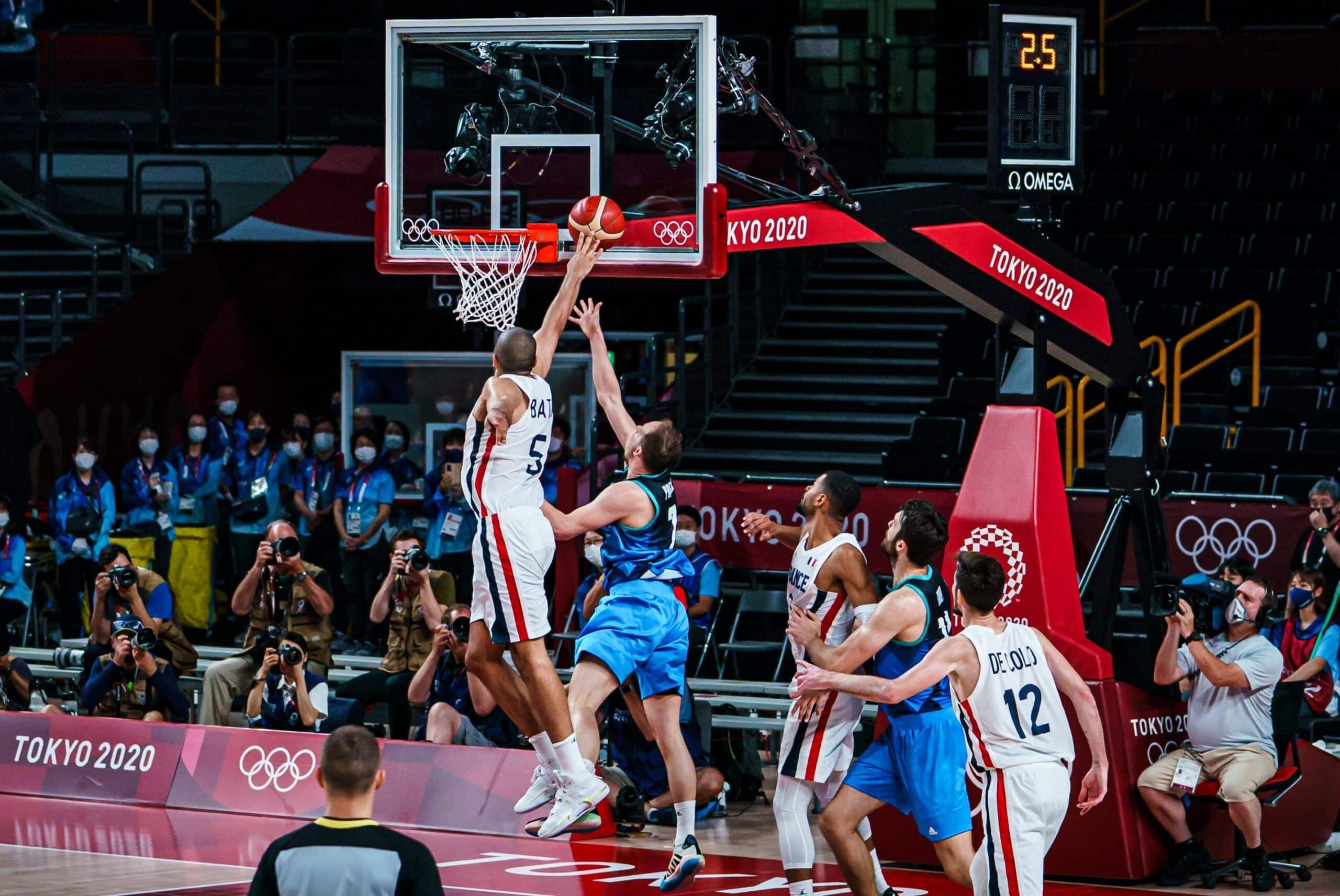 El tapón de Nico Batum sobre Klemen Prepelic ya es historia de los Juegos Olímpicos. Fuentes: FIBA.