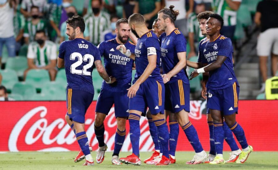 Jugadores del Real Madrid Club de Fútbol celebran un gol en partido ante el Real Betis Balompié. Foto: Real Madrid Club de Fútbol.