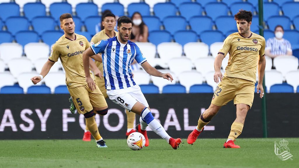 Mikel Merino, en un lance del encuentro entre la Real Sociedad y el Levante | Foto: @RealSociedad