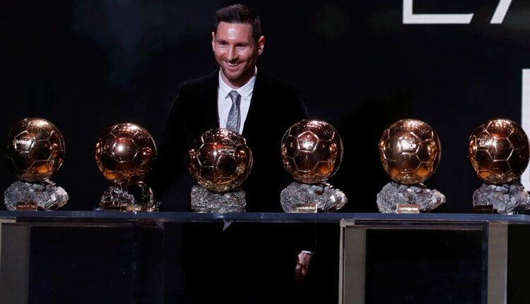 Messi posando con los 6 balones de oro que ha ganado durante su carrera