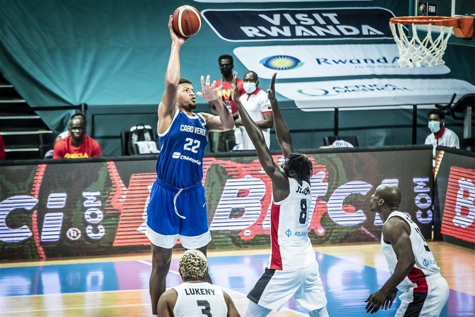 Walter Tavares lanza un gancho en un Angola - Cabo Verde. Foto: FIBA.