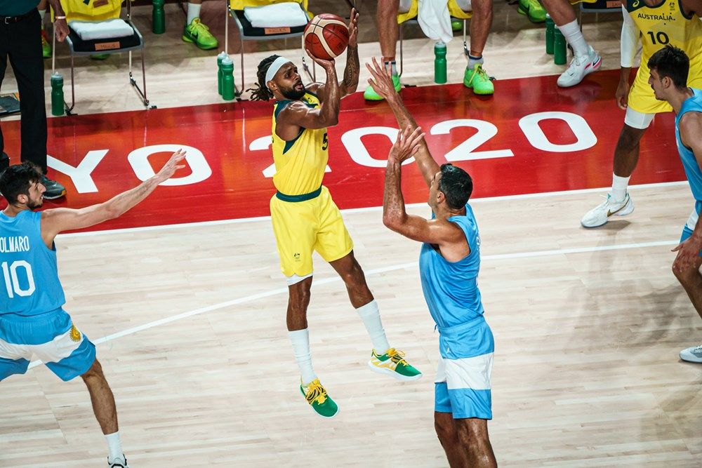 Patty Mills ejecuta un lanzamiento ante Luis Scola. Foto: Web de FIBA