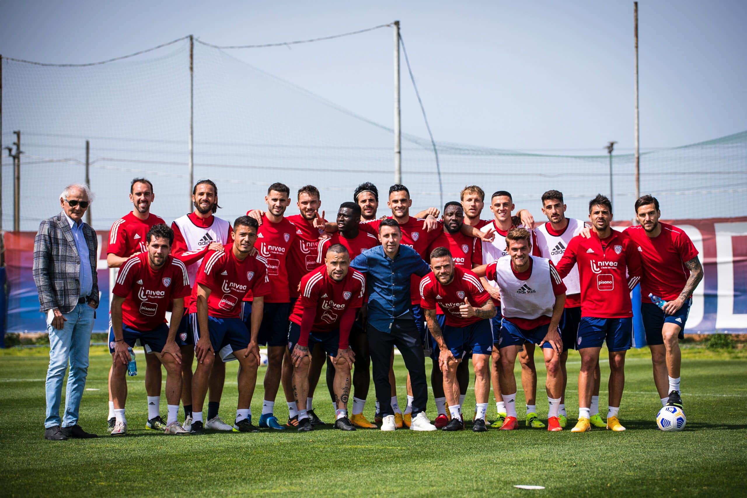 Fotografía del plantel rossoblu en cancha de entrenamiento en abril. Fuente: Cagliari