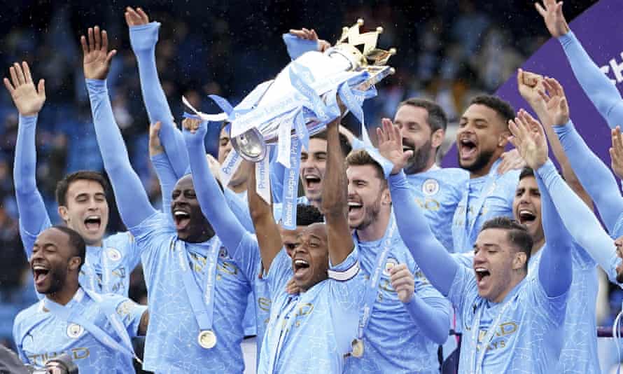 Los jugadores del Manchester City levantando el trofeo de campeones de la Premier League en la pasada temporada. Fuente: mancity.com