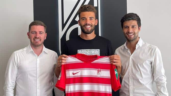 Luis Maximiano posando con la camiseta del Granada