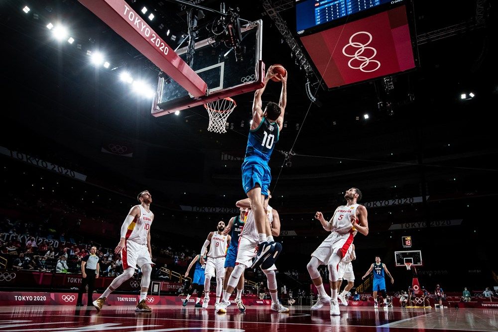 Mike Tobey instantes antes de colgarse de la canasta. Foto: Web de FIBA