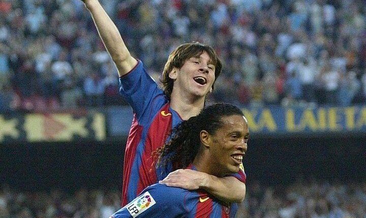 Messi y Ronaldinho celebrando el primer gol del argentino con la camiseta del FC Barcelona hace 15 años