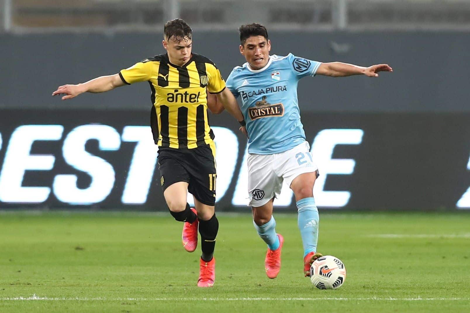 Irven Ávila de Sporting disputa un balón con Diego Rodríguez de Peñarol por la ida de esta serie de Cuartos de Final (Fuente: El Comercio)