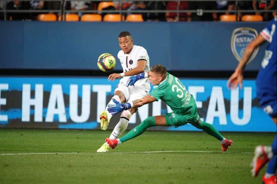 Kylian Mbappé marca un gol ante Gauthier Gallon en un Espérance Sportive Troyes Aube Champagne - Paris Saint-Germain Football Club. Foto: Paris Saint-Germain Football Club.