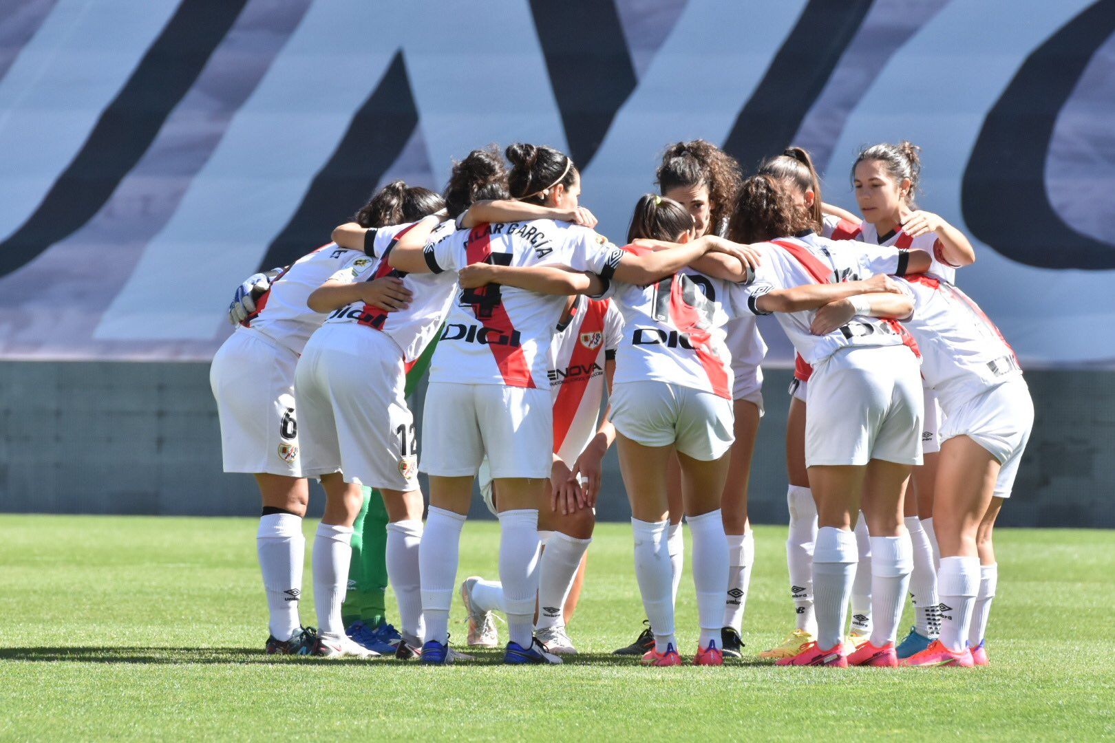 Jugadoras del Rayo Féminas antes de comenzar un partido.