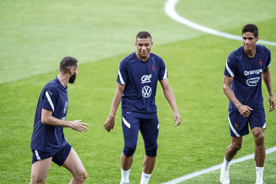 Karim Benzema, Kylian Mbappé y Raphaël Varane en un entrenamiento con Francia. Foto: Fédération Française de Football.