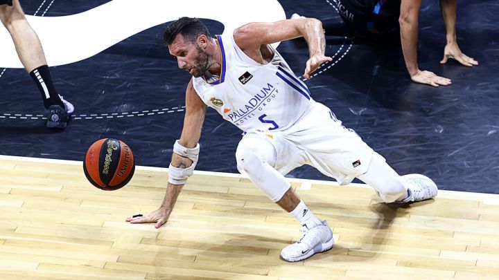 Rudy Fernández recupera un balón en un partido como jugador del Real Madrid. Foto: Liga Endesa.