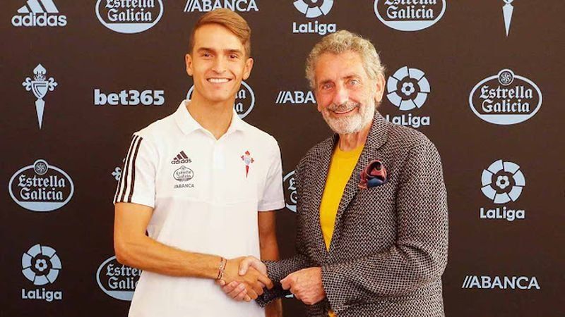 Mouriño y Denis en la presentación del jugador de Salceda (vía La Región)