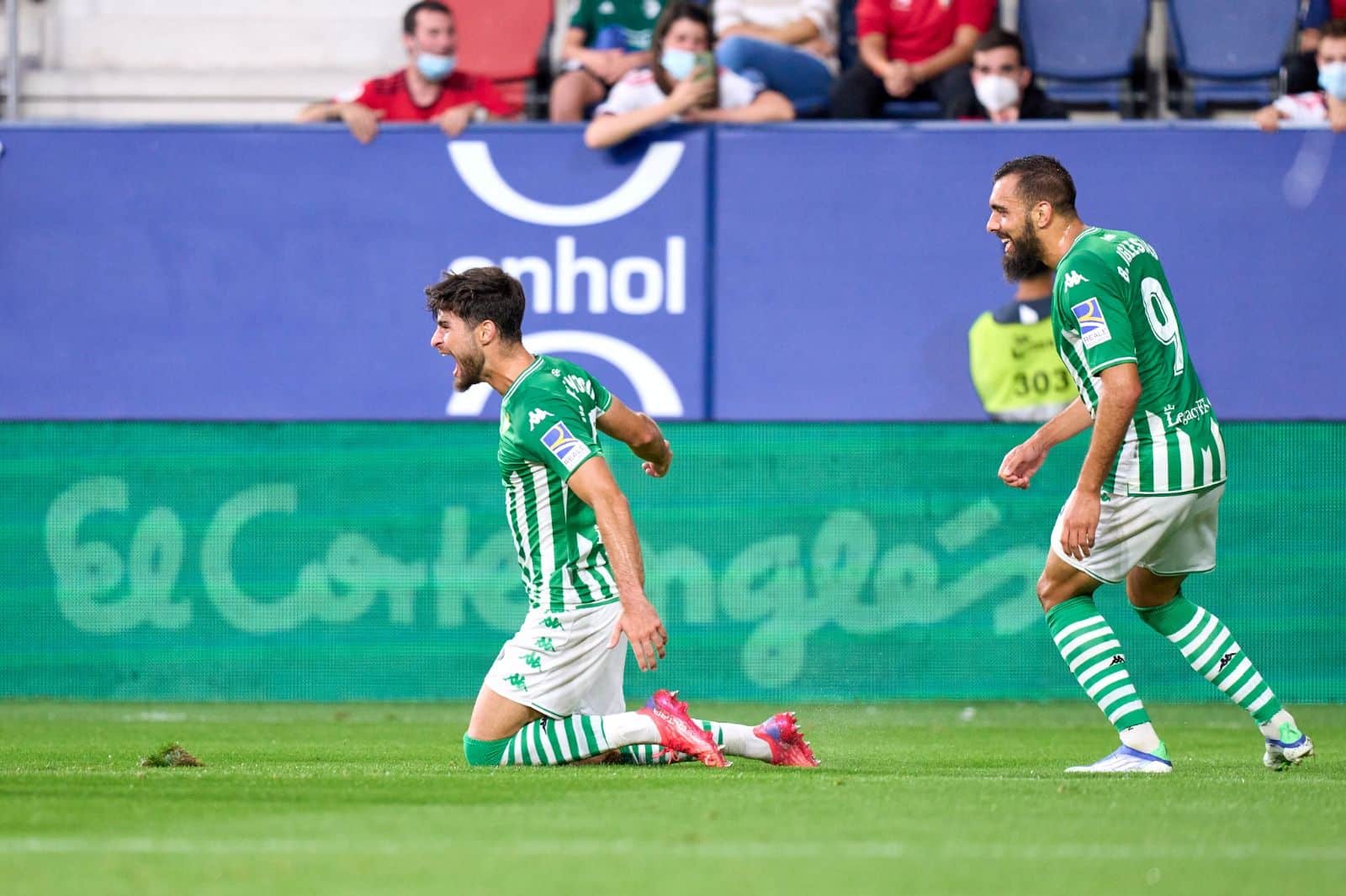 Kike Hermoso celebra el primer gol bético. / Real Betis Balompié