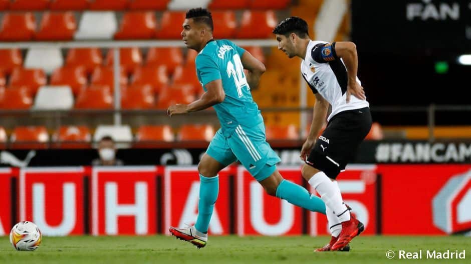 Carlos Henrique Casemiro conduce el balón ante Carlos Soler en un Valencia Club de Fútbol - Real Madrid Club de Fútbol. Foto: Real Madrid Club de Fútbol.