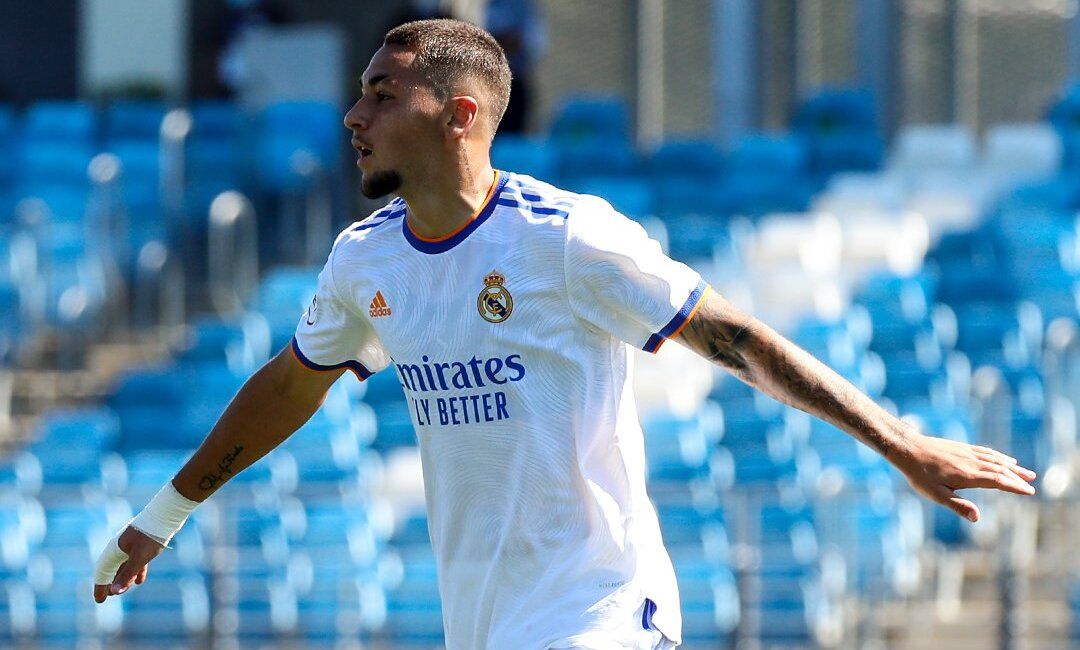 Óscar Aranda celebra el primero de sus goles. | Foto: @lafabricacrm