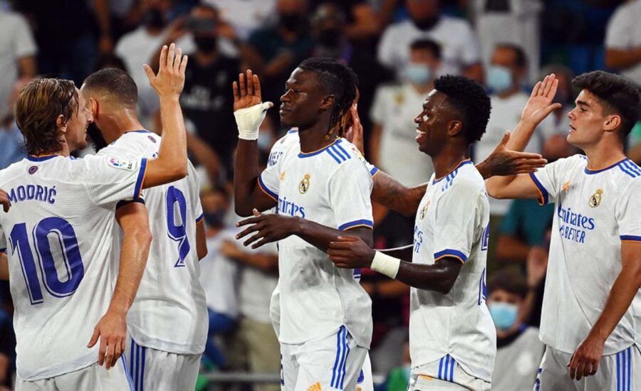 Jugadores del Real Madrid Club de Fútbol celebran un gol de Eduardo Camavinga. Foto: Real Madrid Club de Fútbol.