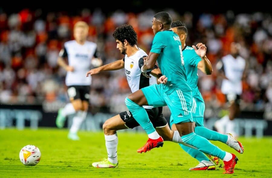 Gonçalo Guedes conduce el balón ante David Alaba y Carlos Henrique Casemiro en un Valencia Club de Fútbol - Real Madrid Club de Fútbol. Foto: Valencia Club de Fútbol.