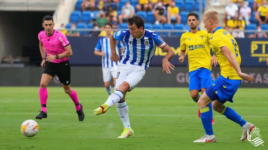 Oyarzabal rematando a portería. Fuente: Twitter Real Sociedad