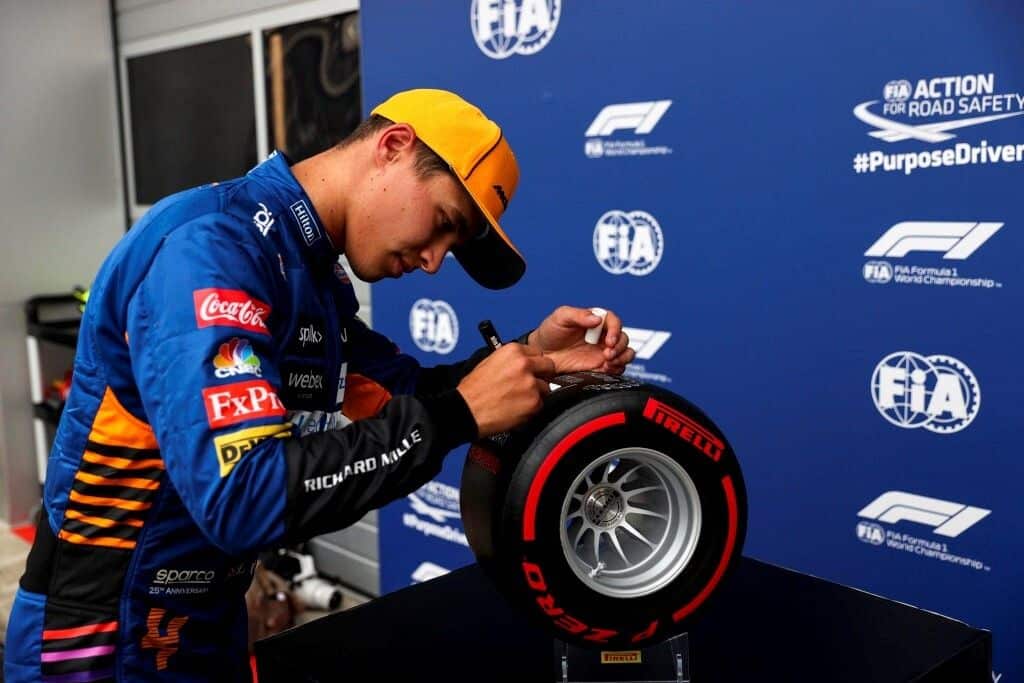 Lando Norris, firmando el neumático que se le entrega al ganador de la sesión de clasificación. Imagen: @F1.