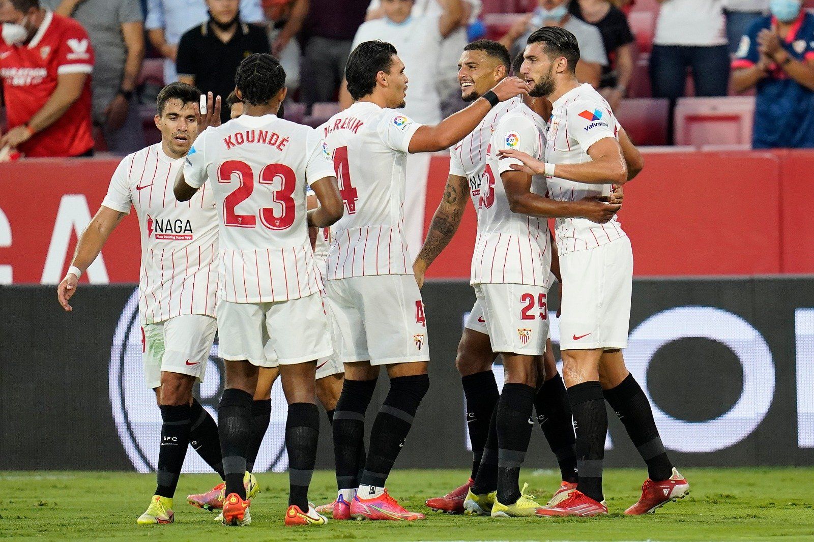 Los jugadores del Sevilla celebrando uno de los tantos. Fuente: @sevillafc