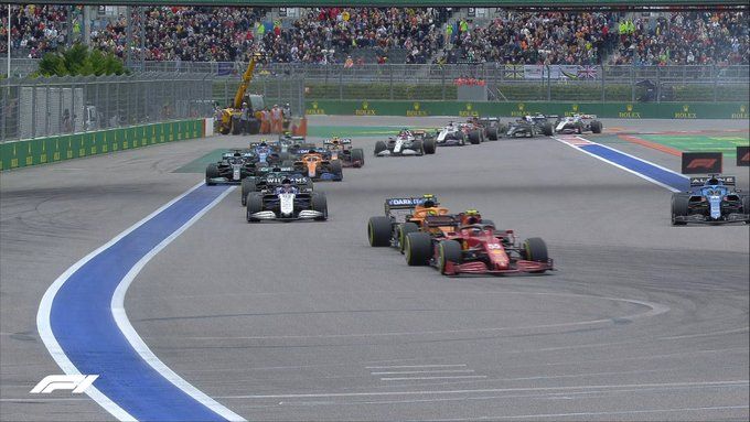 Carlos Sainz, tomando el liderato en el arranque del Gran Premio de Rusia. Imagen: @F1.