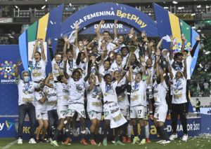 PALMIRA COLOMBIA, 12-09-2021: Jugadoras del Cali celebran como campeonas después del partido entre Deportivo Cali e Independiente Santa Fe por la final, vuelta, como parte de la Liga Femenina BetPlay DIMAYOR 2021 jugado en el estadio Deportivo Cali - Myriam Guerrero de la ciudad de Palmira. / Players of Cali celebrate as champions after a match between Deportivo Cali and Independiente Santa Fe for the final, second leg, as part Womens League BetPlay DIMAYOR 2021 played at Deportivo Cali - Myriam Guerrero stadium in Palmira city.