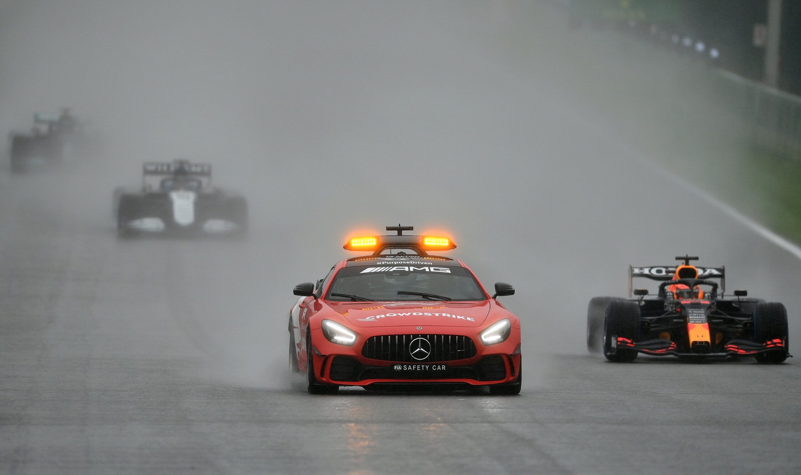 Los pilotos ruedan detrás del Safety Car en Spa-Francorchamps. Foto: F1.