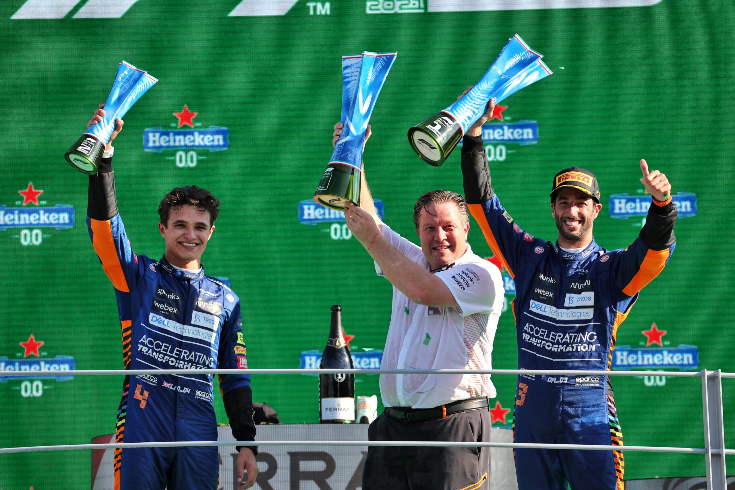 Daniel Ricciardo, Lando Norris y Zak Brown celebran el doblete de McLaren en el podio de Monza. Foto: McLaren F1.
