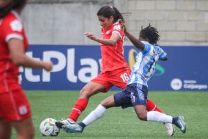 PIEDECUESTA - COLOMBIA, 29-08-2021: Real Santander y America de Cali durante partido de la Fase de Grupos de la fecha 10 por la Liga Femenina BetPlay DIMAYOR 2021 jugado en el estadio Villa Concha en Piedecuesta. / Real Santander and America de Cali during a match of the Group Phase the 10th date for the Women's League BetPlay DIMAYOR 2021 played at the Villa Concha stadium in Piedecuesta.