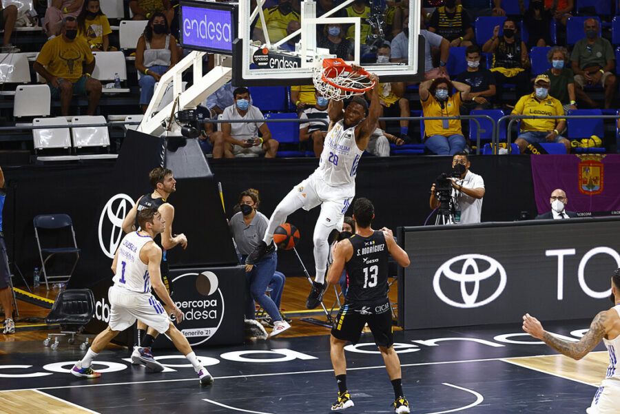 Guerschon Yabusele hace un mate en un Lenovo Tenerife - Real Madrid. Foto: Liga Endesa.